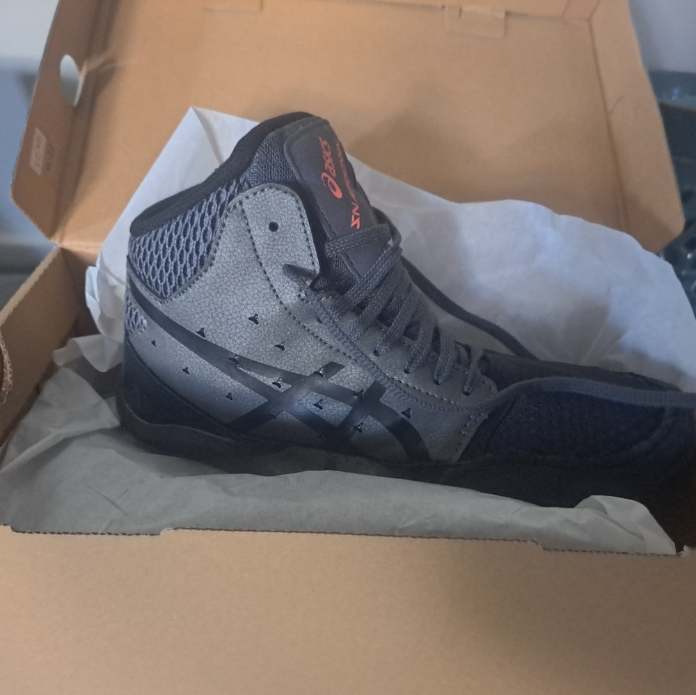 ASICS Boys wrestling shoes size 5
